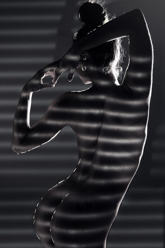 Tempered Glass w/ Foil – Woman in the Shadows